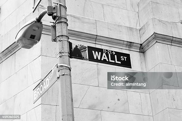 Wall Street Señal Foto de stock y más banco de imágenes de Señal - Mensaje - Señal - Mensaje, Wall Street, Aire libre