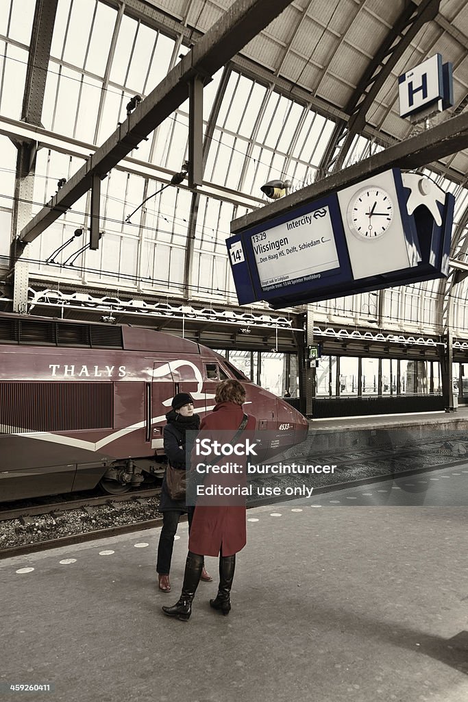 Los pasajeros esperando el tren en la Estación Central de Ámsterdam - Foto de stock de Thalys libre de derechos