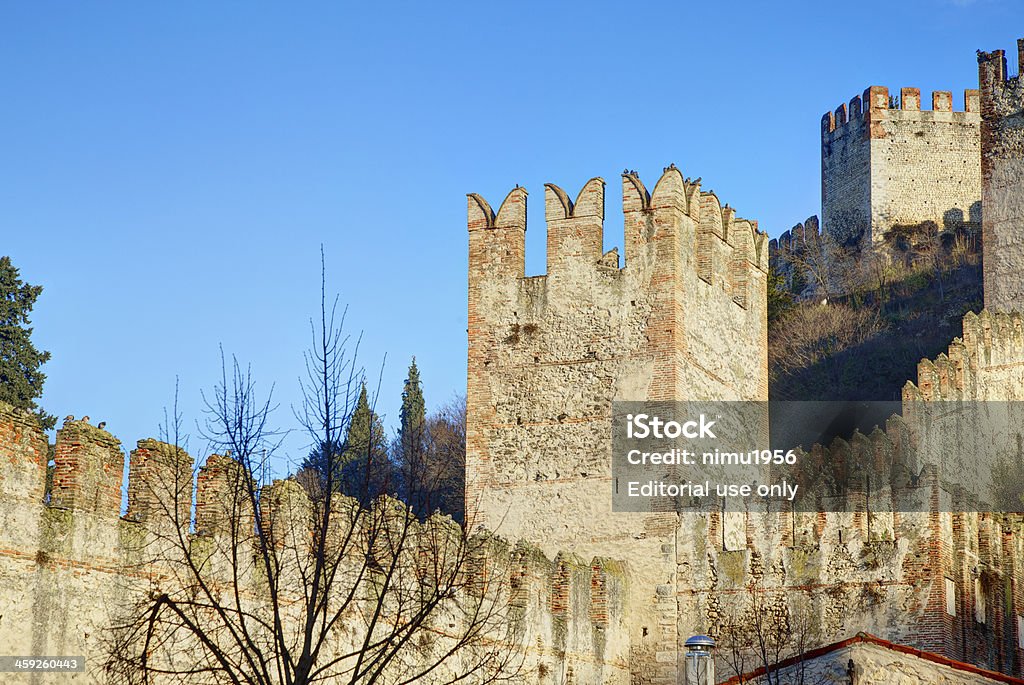 Crenellated paredes y towers of Soave Castle, Verona (Italia) - Foto de stock de Aire libre libre de derechos