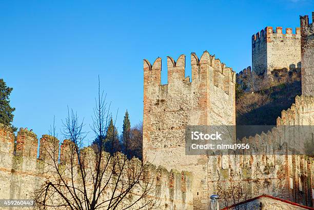 Crenellated Paredes Y Towers Of Soave Castle Verona Foto de stock y más banco de imágenes de Aire libre