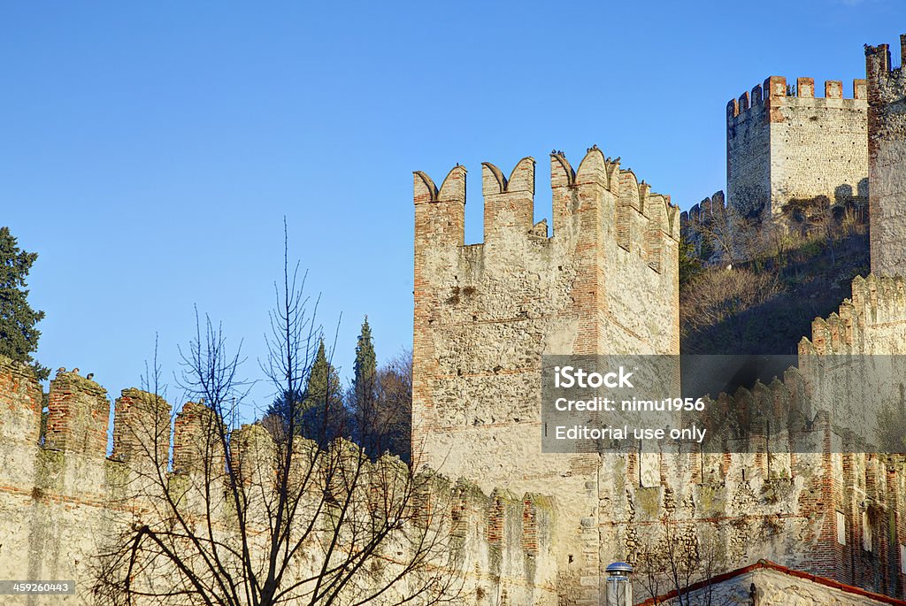 Crenellated paredes e torres do Castelo Soave, Verona (Itália) - Royalty-free Antigo Foto de stock