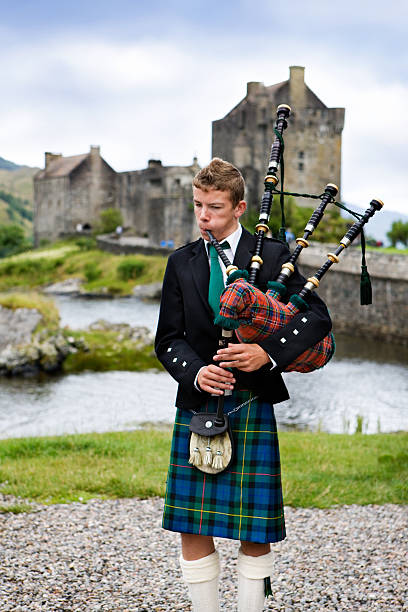 jeune joueur de cornemuse écossais - bagpipe photos et images de collection