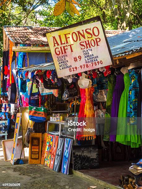 Foto de À Beiramar Com Lojas De Artesanato Sosua República Dominicana e mais fotos de stock de Arte e Artesanato - Assunto