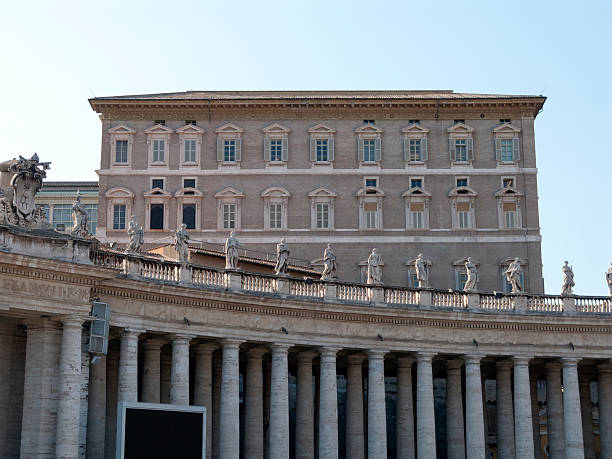 palais apostolique avec du pape fenêtre sur colonnade du bernin - papal conclave photos et images de collection