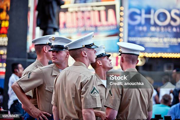 Frota Semana Passada Em Nova Iorque Eua Fuzileiro Naval Na Times Square - Fotografias de stock e mais imagens de Academia Naval dos Estados Unidos