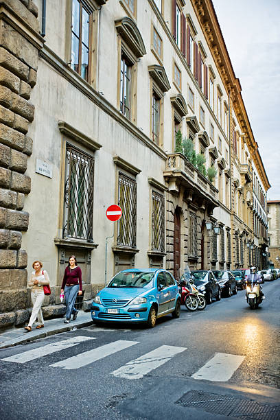 estreita rua de florença, itália - narrow florence italy italy women imagens e fotografias de stock