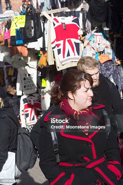 Photo libre de droit de Marché De Portobello Road À Londres Angleterre banque d'images et plus d'images libres de droit de 25-29 ans - 25-29 ans, Adulte, Angleterre