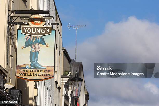 Duque De Wellington Pub Em Notting Hill Londres - Fotografias de stock e mais imagens de Ao Ar Livre - Ao Ar Livre, Bar - Local de entretenimento, Capitais internacionais