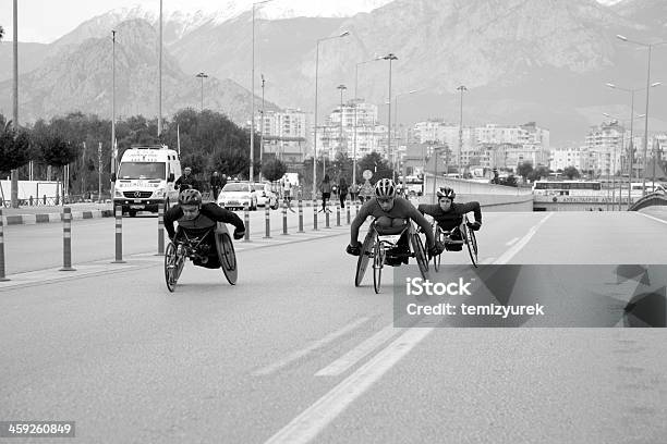 Corredores Deficientes - Fotografias de stock e mais imagens de Atleta - Atleta, Corrida de Cadeira-de-rodas, A caminho