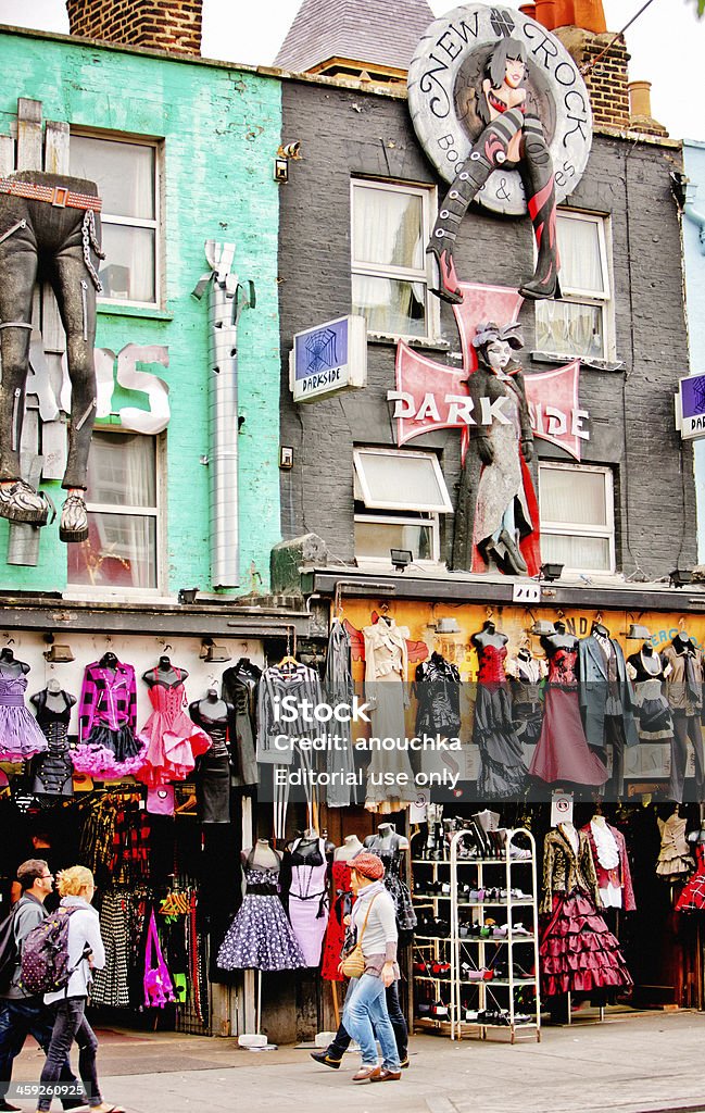 Sklepy z ubraniami w Camden Town w Londynie - Zbiór zdjęć royalty-free (Architektura)