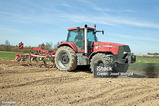 Ciągnik Przypadku I Cultivator Horsh - zdjęcia stockowe i więcej obrazów Brona - wyposażenie rolnicze - Brona - wyposażenie rolnicze, Dorosły, Fotografika