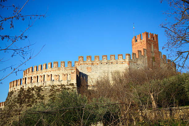 crenellated стены и башни soave замок, верона (италия) - soave стоковые фото и изображения
