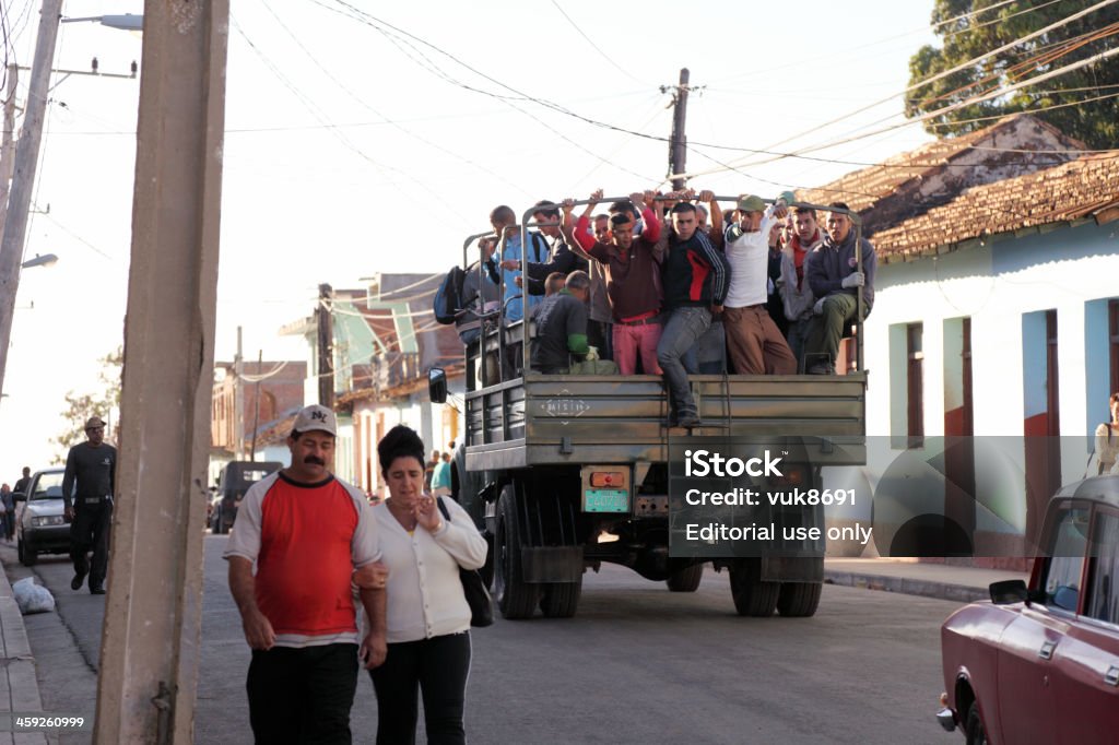 Jovem Cubans vindo a trabalho - Foto de stock de América Latina royalty-free