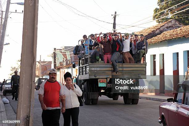 Foto de Jovem Cubans Vindo A Trabalho e mais fotos de stock de América Latina - América Latina, Andar, Antigo