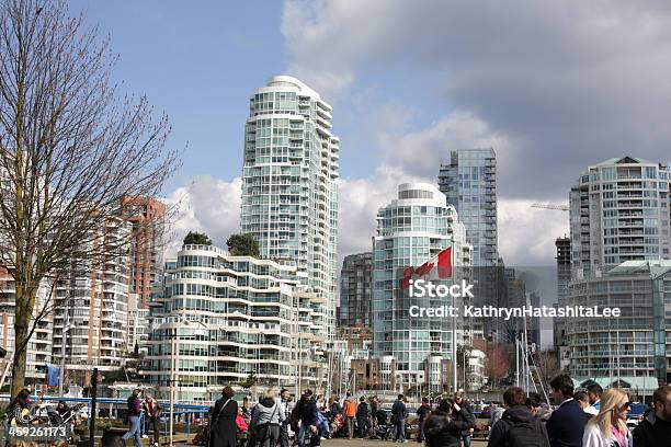 Market Square En Granville Island Y Vancouver Alta Aumenta En Resorte Foto de stock y más banco de imágenes de Aire libre