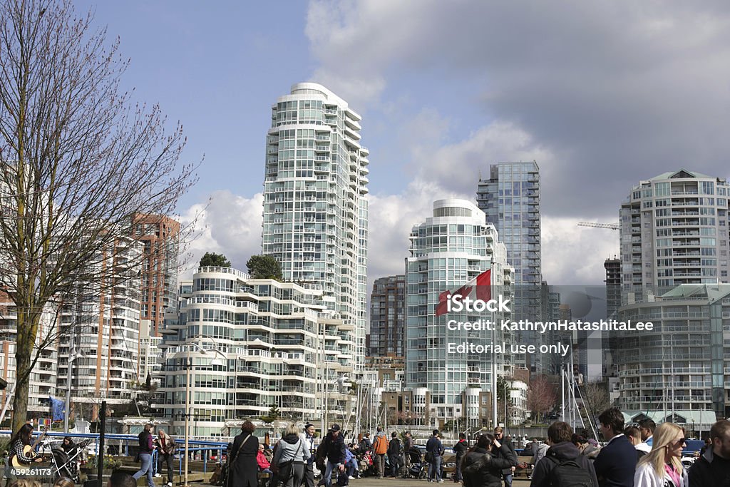 마켓 스퀘어 on Granville Island 및 밴쿠버 고층 봄 - 로열티 프리 건축 스톡 사진