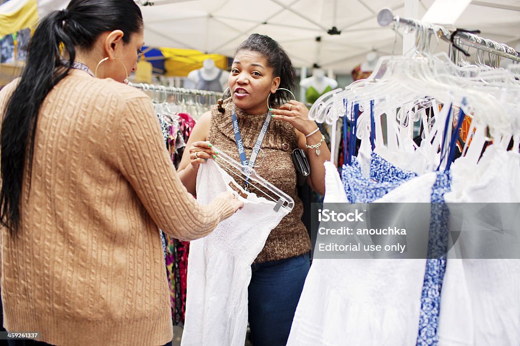 Mulher escolhendo Vestido de Verão na feira de rua, Nova Iorque - Royalty-free Adulto Foto de stock