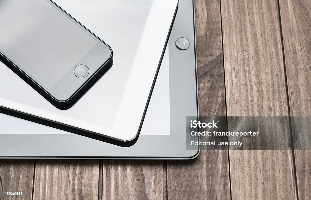 I nuovi dispositivi: iphone, ipad, ipadmini - Foto stock royalty-free di Catasta