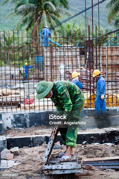 Foto de Construnction Trabalhadores Em Quy Nhon Vietnã e mais fotos de stock de Obra - Obra, Setor de construção, Vietnã