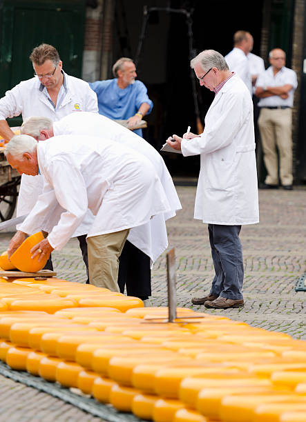 작업장에서 치즈 전문가들은 시장의 알크마르 - alkmaar cheese market 뉴스 사진 이미지