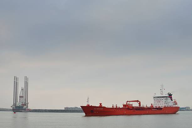 нефтяной танкер - petrolium tanker стоковые фото и изображения