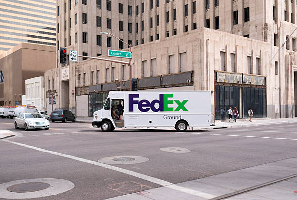 fedex camion conduite. - united parcel service truck shipping delivering photos et images de collection