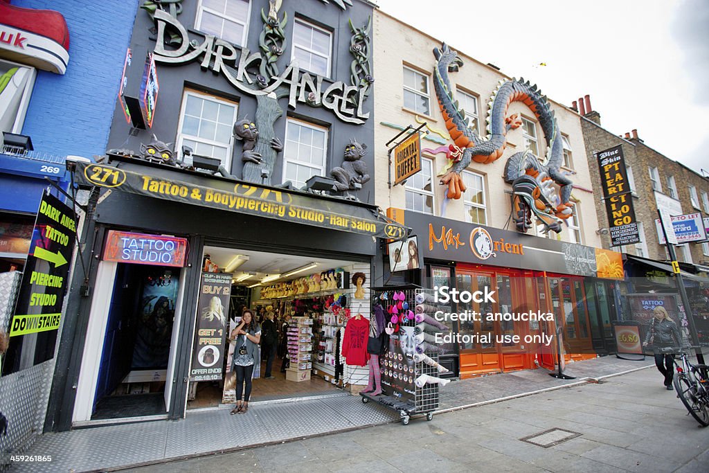 Ulica handlowa w Camden Town w Londynie - Zbiór zdjęć royalty-free (Afrykanin)