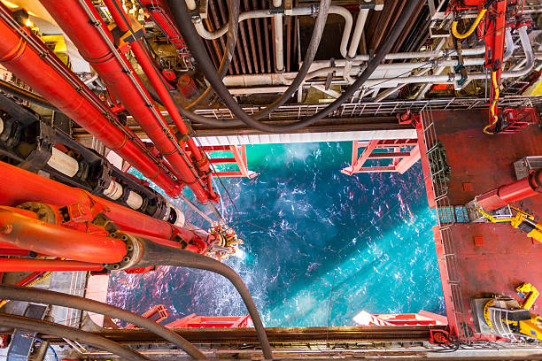 нефтяная платформа на платформе вертикальных труб на море - oil rig oil industry sea riser стоковые фото и изображения