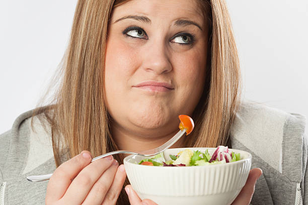 no de dieta irritada - overweight women salad frustration - fotografias e filmes do acervo