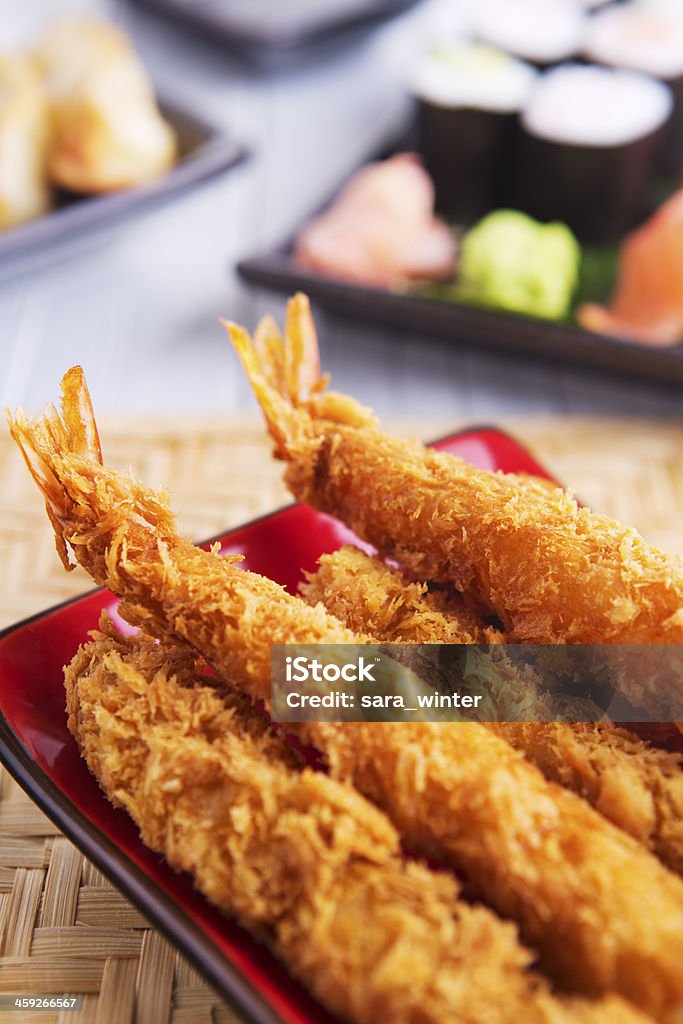 Garnelen-tempura und verschiedene japanische sushi auf einem Teller - Lizenzfrei Avocado Stock-Foto