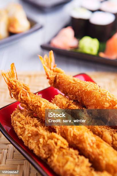 Tempura Di Gamberi E Diverse Di Sushi Giapponese Su Un Piatto - Fotografie stock e altre immagini di Alimentazione sana