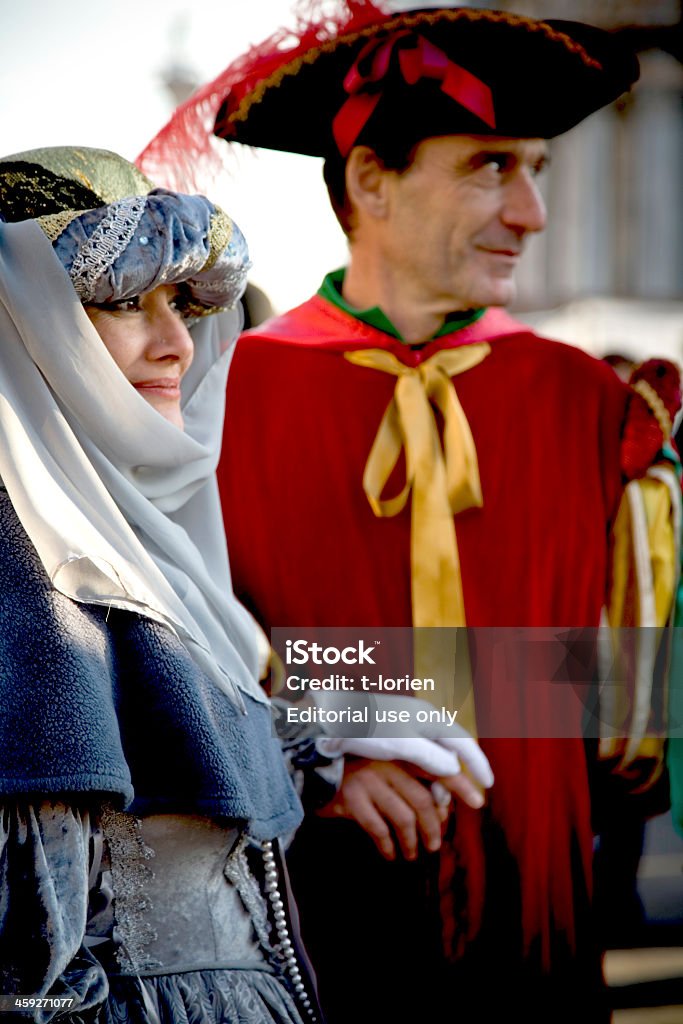 Medievale coppia al Carnevale.  Venezia 2008 - Foto stock royalty-free di Adulto in età matura
