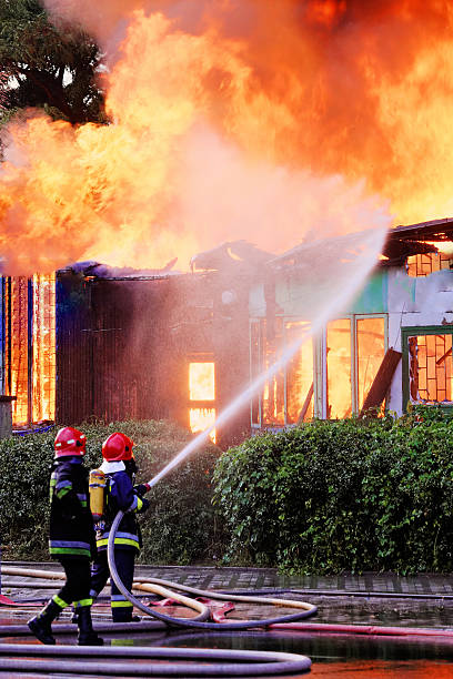 Feuerwehrleute in Aktion – Foto