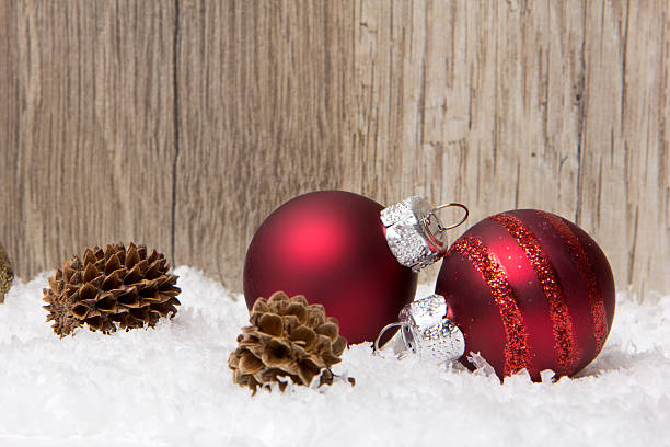 bola de árvore de natal de vermelho e marrom - snow fake snow isolated christmas ornament - fotografias e filmes do acervo