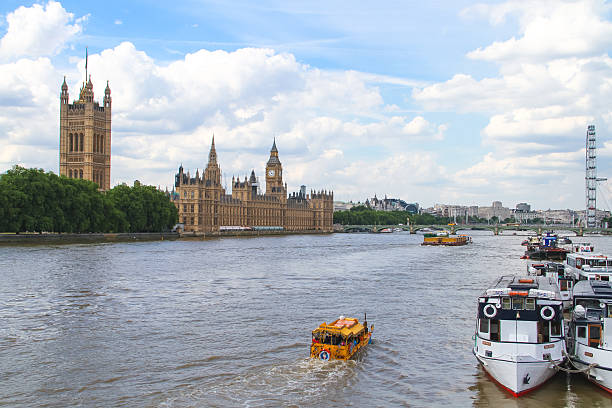 london excursiones duck, río támesis - editorial tourist travel destinations bus fotografías e imágenes de stock