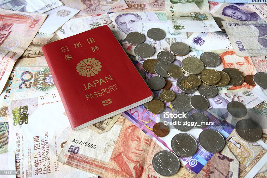 Passport-Banknoten und Münzen - Lizenzfrei Amerikanische Währung Stock-Foto