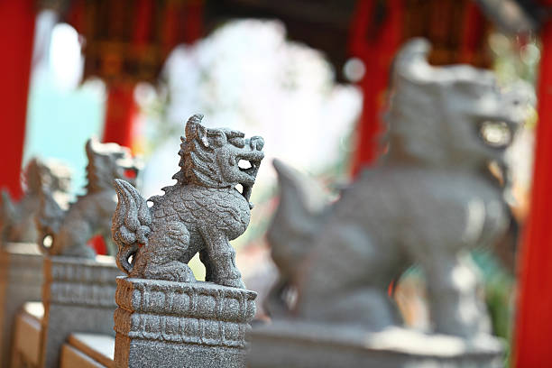 chinois lions de pierre - stone statue animal imitation asia photos et images de collection