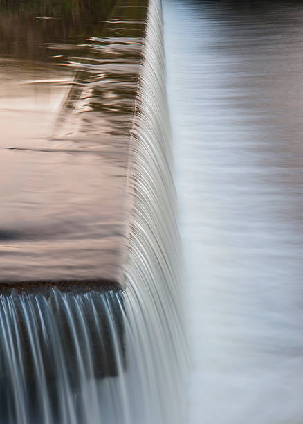 fließendes wasser, fallende über eine weir in yorkshire river - gurgling stock-fotos und bilder