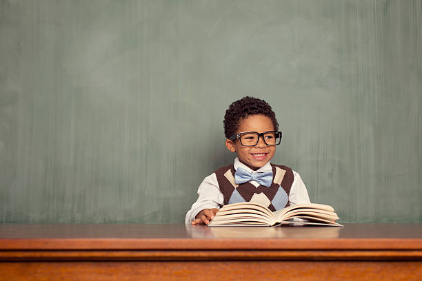 little reader - old fashioned desk student book - fotografias e filmes do acervo