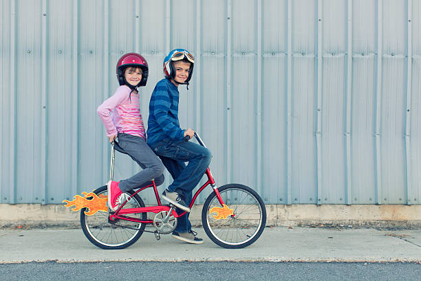 indo e voltando - ten speed bicycle - fotografias e filmes do acervo