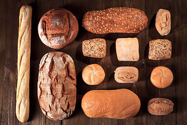 buns 식빵 및 나무 탁자, 제과점 - focaccia bread 뉴스 사진 이미지