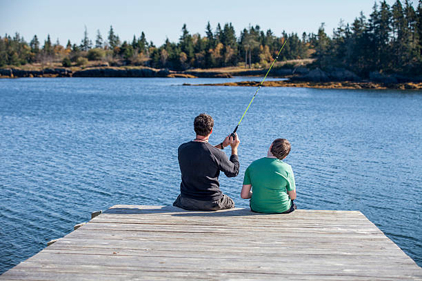 zdjęcie z ojciec i syn połowów - fishing rod fishing fishing reel casting zdjęcia i obrazy z banku zdjęć