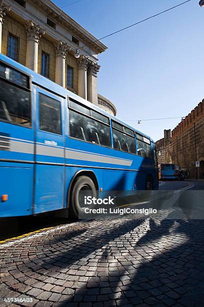 Autobus Wycieczkowy - zdjęcia stockowe i więcej obrazów Autobus - Autobus, Autobus wycieczkowy, Droga