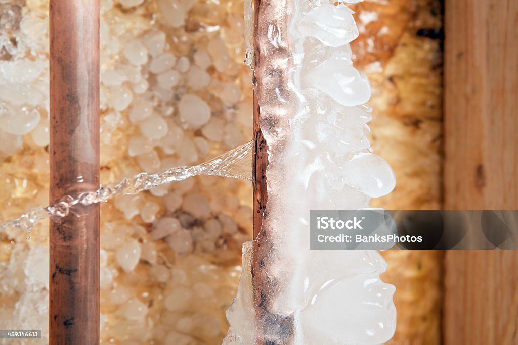 Frozen Ice überdachte gebrochen Copper Wasserrohr undicht - Lizenzfrei Eingefroren Stock-Foto