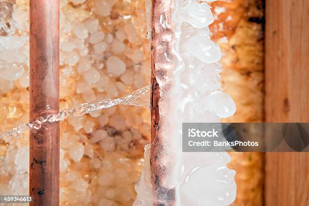 Frozen Ice Überdachte Gebrochen Copper Wasserrohr Undicht Stockfoto und mehr Bilder von Eingefroren