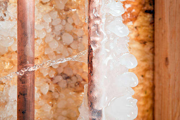 agrietado cobre cubierto de hielo congelado pipa de agua con filtraciones - frozen fotografías e imágenes de stock