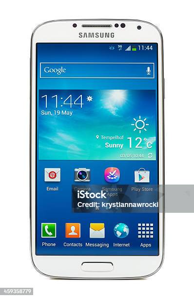 Samsung Galaxy S4 Aislado En Blanco Foto de stock y más banco de imágenes de Aparato de telecomunicación - Aparato de telecomunicación, Aplicación para móviles, Blanco - Color
