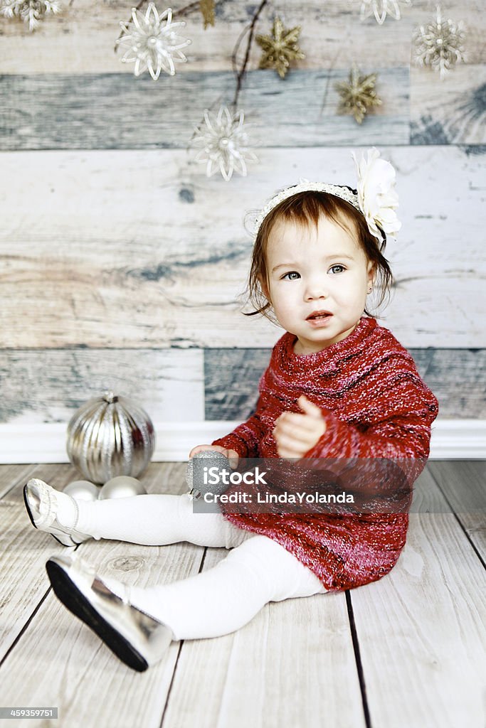 Bebê Menina com bolas de Natal - Foto de stock de 12-17 meses royalty-free