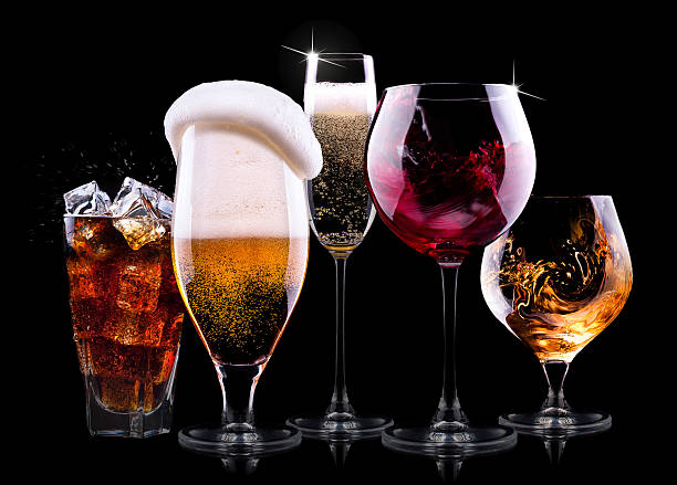 set con diversi cocktail su sfondo nero - beer wine drink collection foto e immagini stock