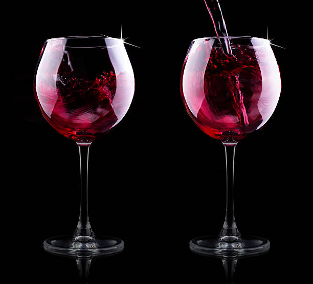 copo de vinho vermelho caindo - bottle bordeaux green wine - fotografias e filmes do acervo